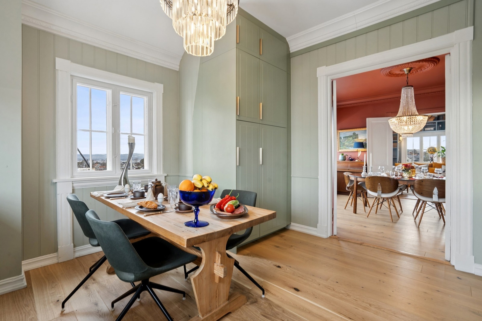 Åpningen fra kjøkkenet gir en fin forbindelse til spisestuen og resten av leiligheten. Galleribilde