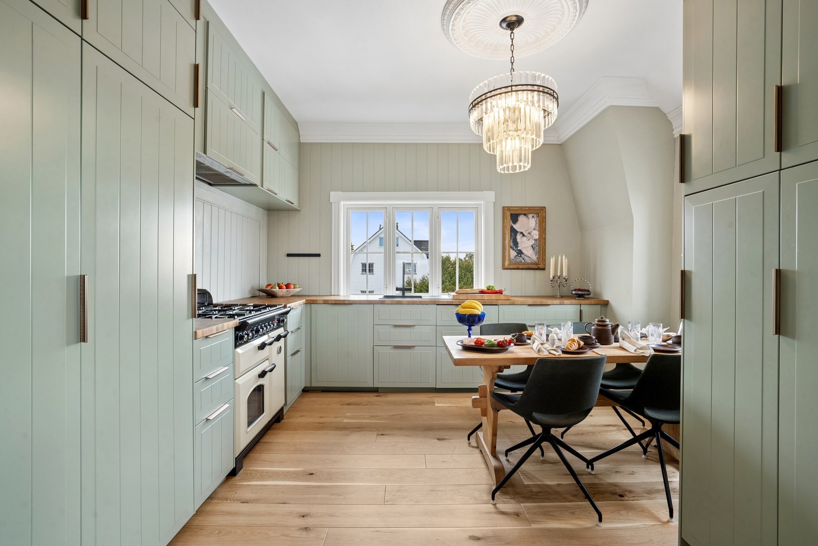 Kjøkkenet er romslig nok for en egen spiseplass til hverdagsmåltidene. Galleribilde