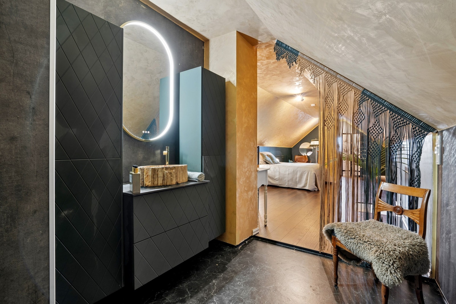 Baderomsinnredningen fra Scala har vegghengt servant, speil med lys og høyskap. Loftet er ikke godkjent for varig opphold. Galleribilde