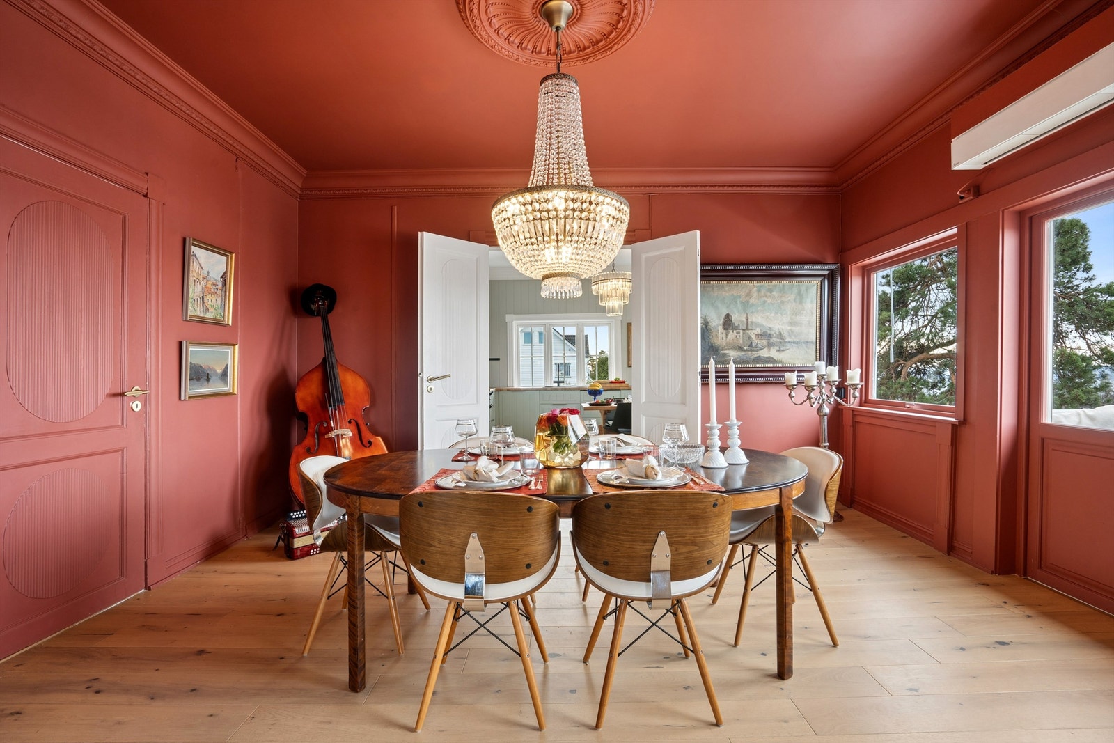 En effektiv varmepumpe er plassert i spisestuen for jevn temperatur. Galleribilde