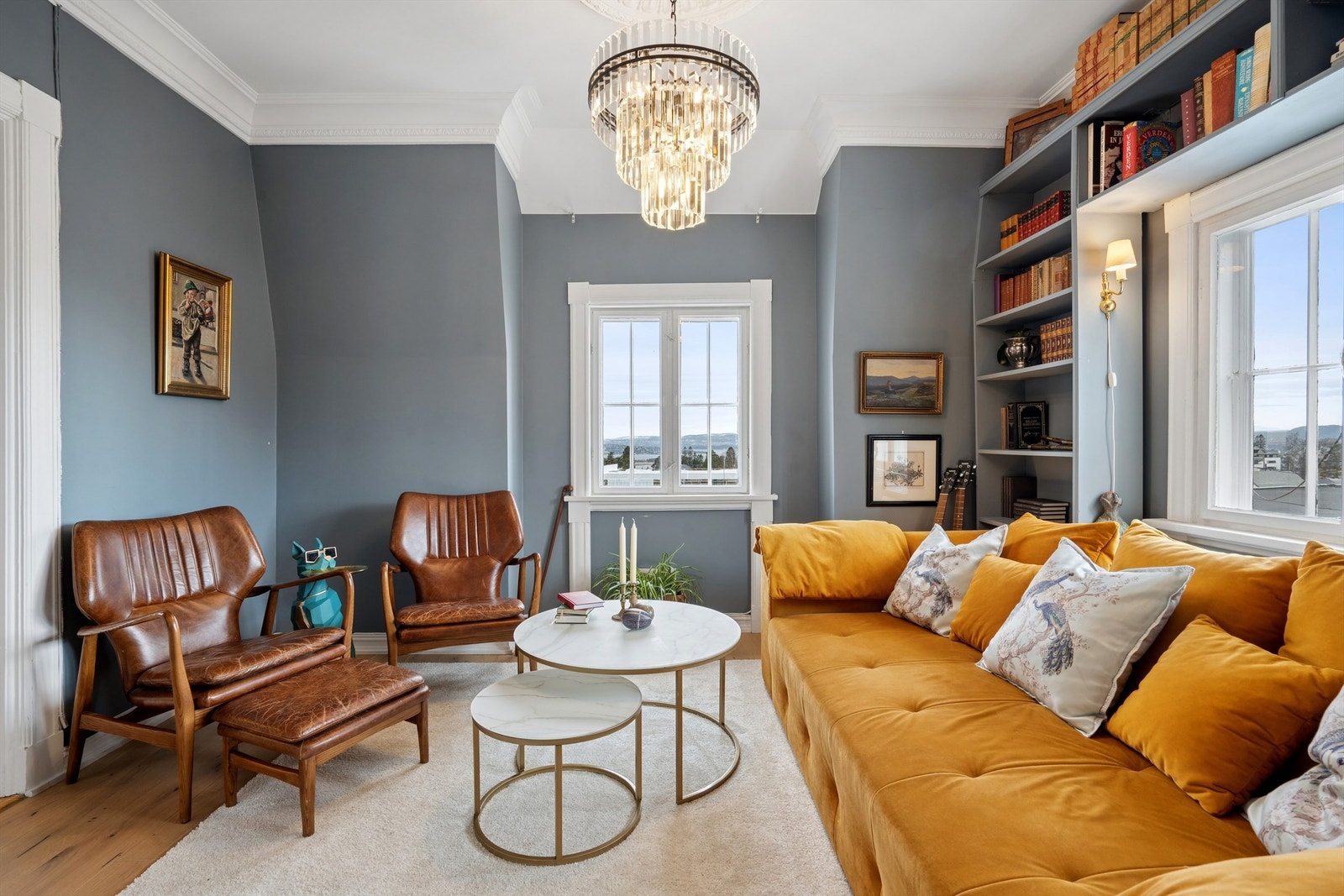 God takhøyde og store vindusflater bidrar til en luftig romfølelse. Galleribilde