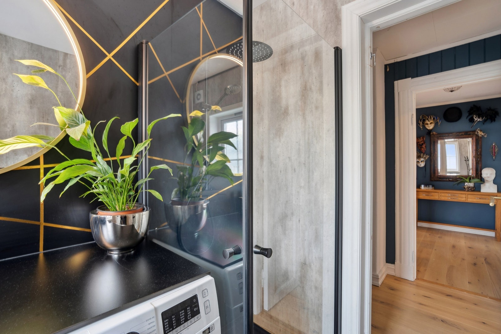 Badet har dusjhjørne med regndusj, vegghengt toalett og gulvvarme. Galleribilde