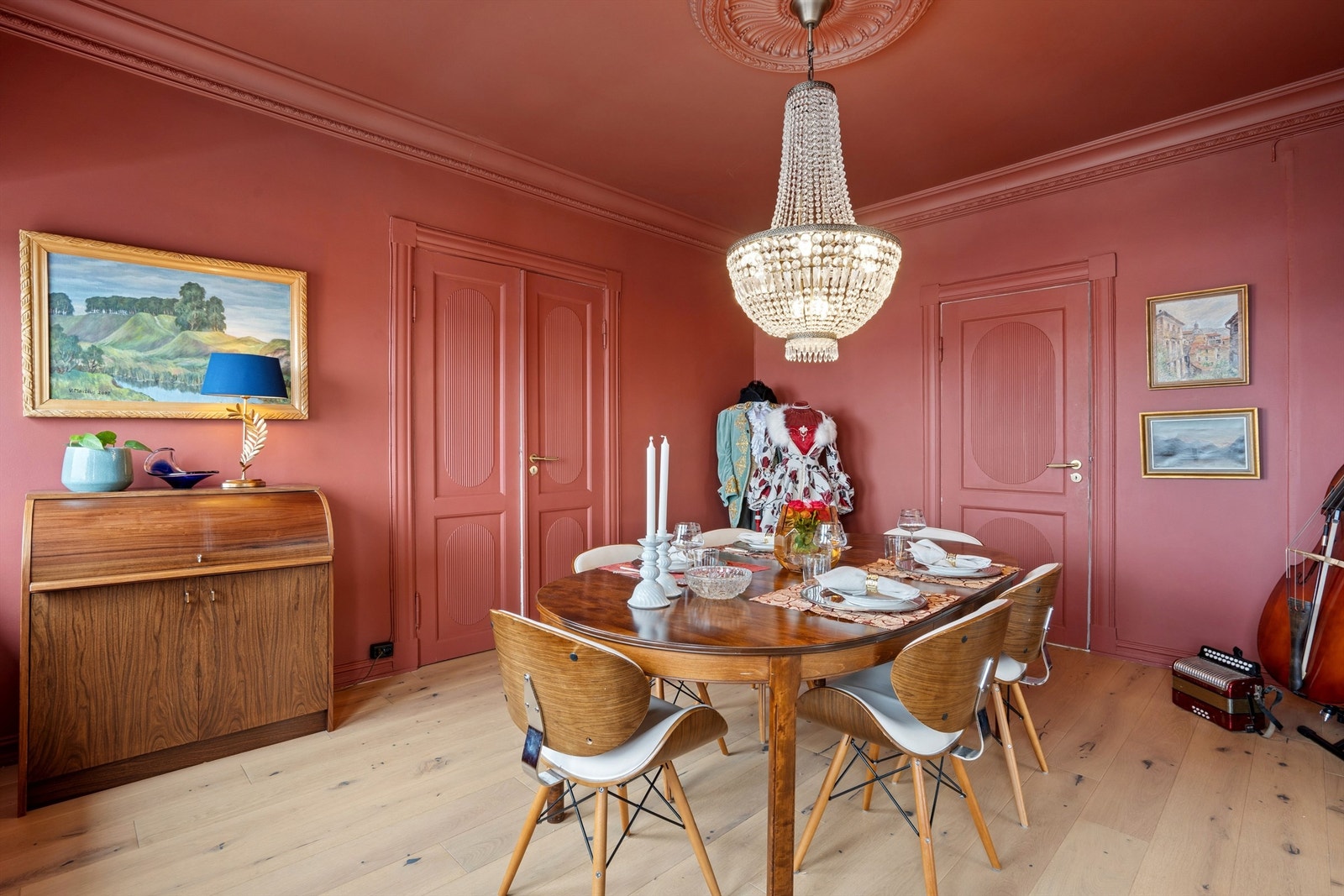 Her er det god plass for et stort spisebord til hyggelige sammenkomster. Galleribilde