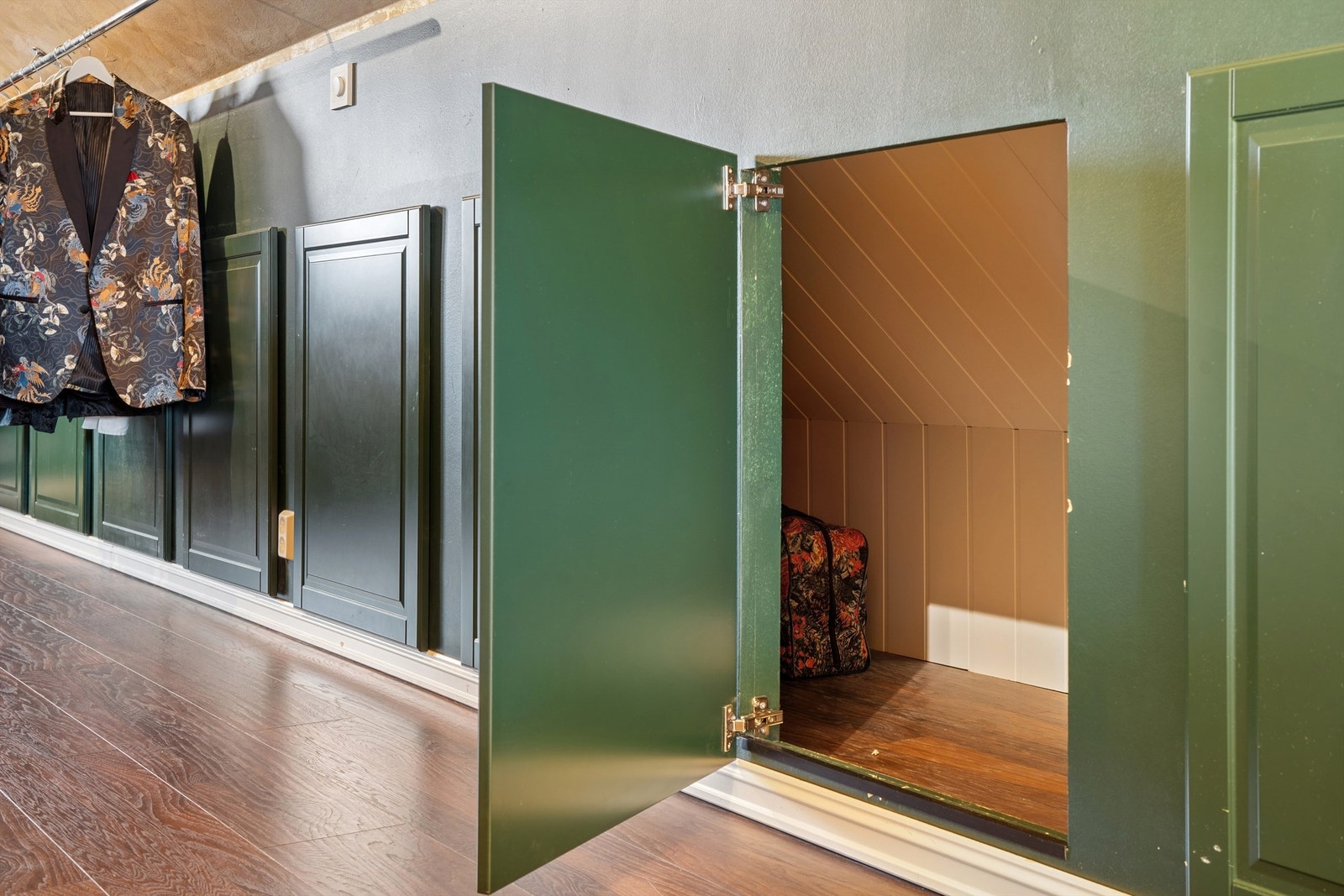 Praktisk oppbevaring i knevegger utnytter plassen under skråtaket optimalt. Loftet er ikke godkjent for varig opphold. Galleribilde