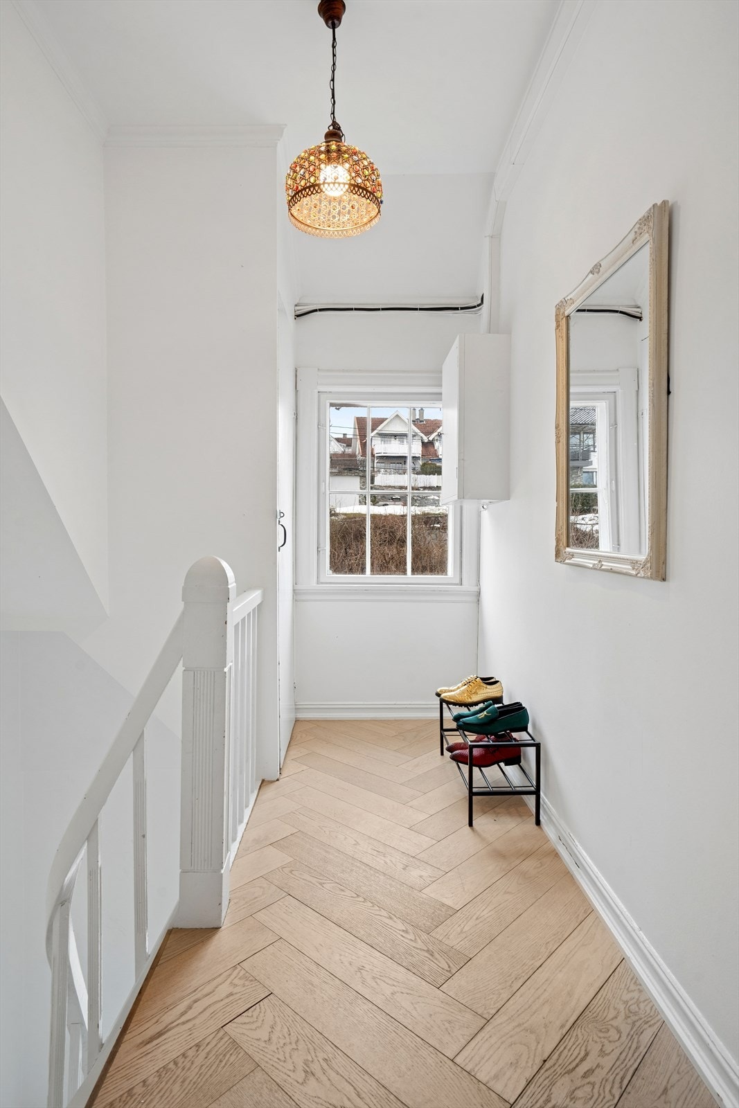 Gangen leder videre inn i leiligheten og til felles trappeoppgang. Galleribilde