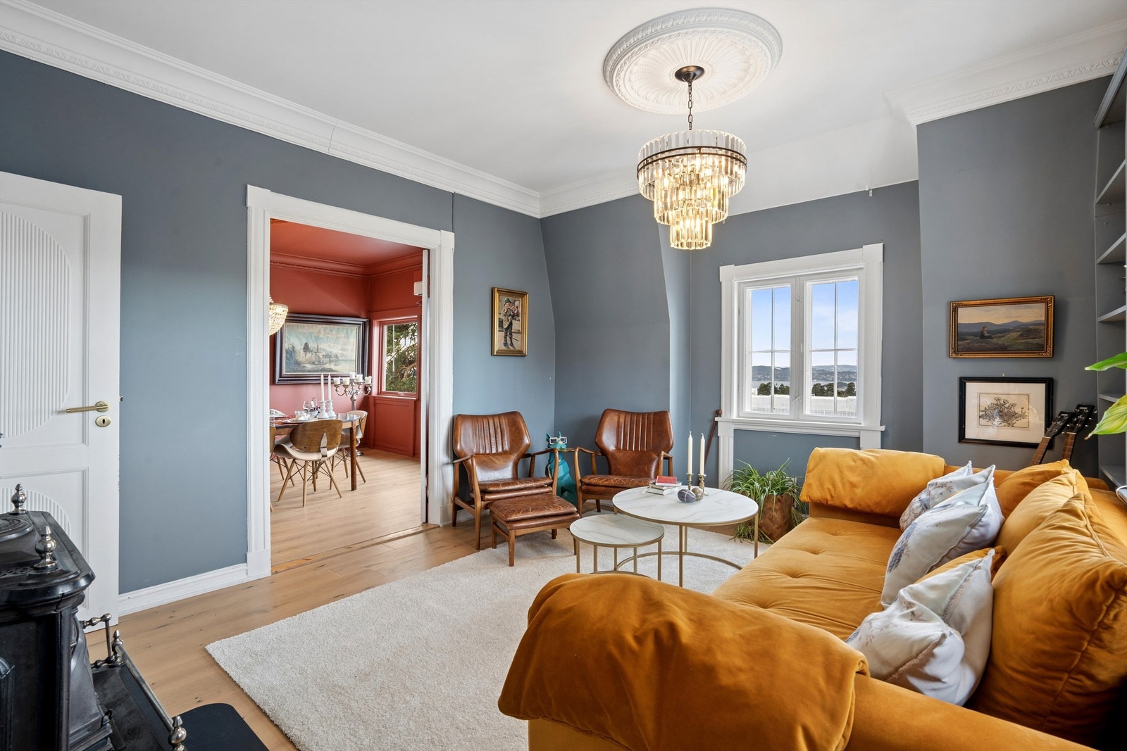 Åpen løsning mellom stue og spisestue skaper en sosial og fleksibel sone. Galleribilde