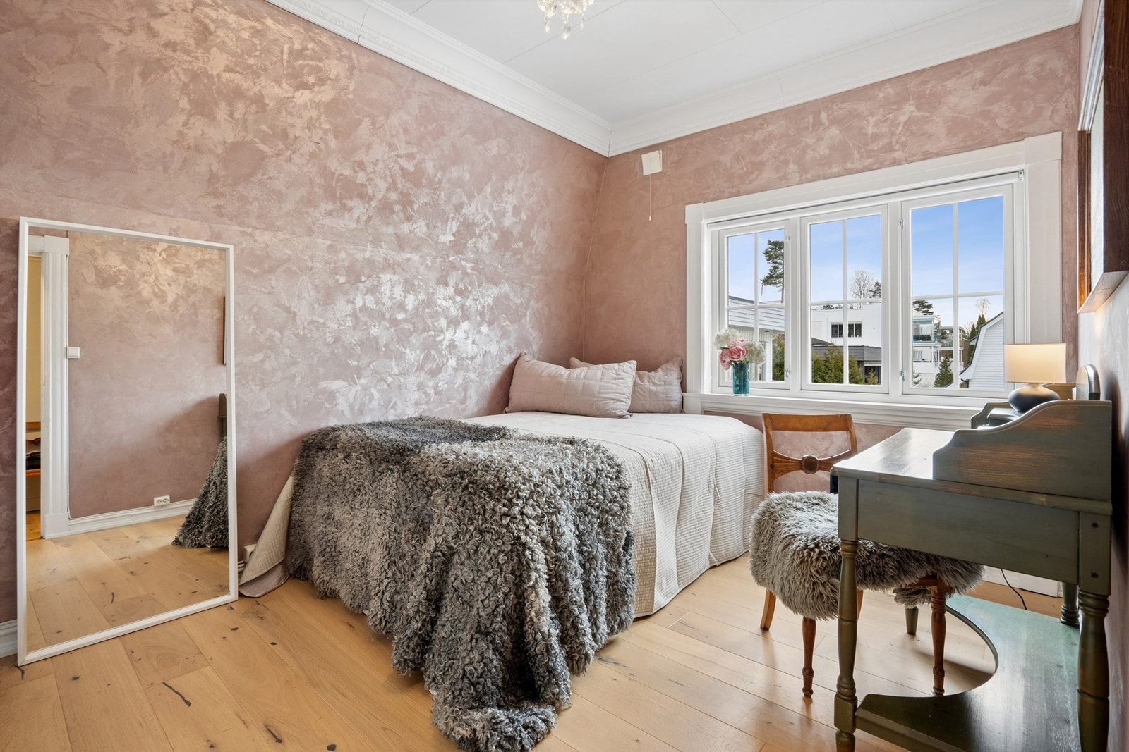 Et av soverommene, med god plass til seng og skrivepult. Galleribilde