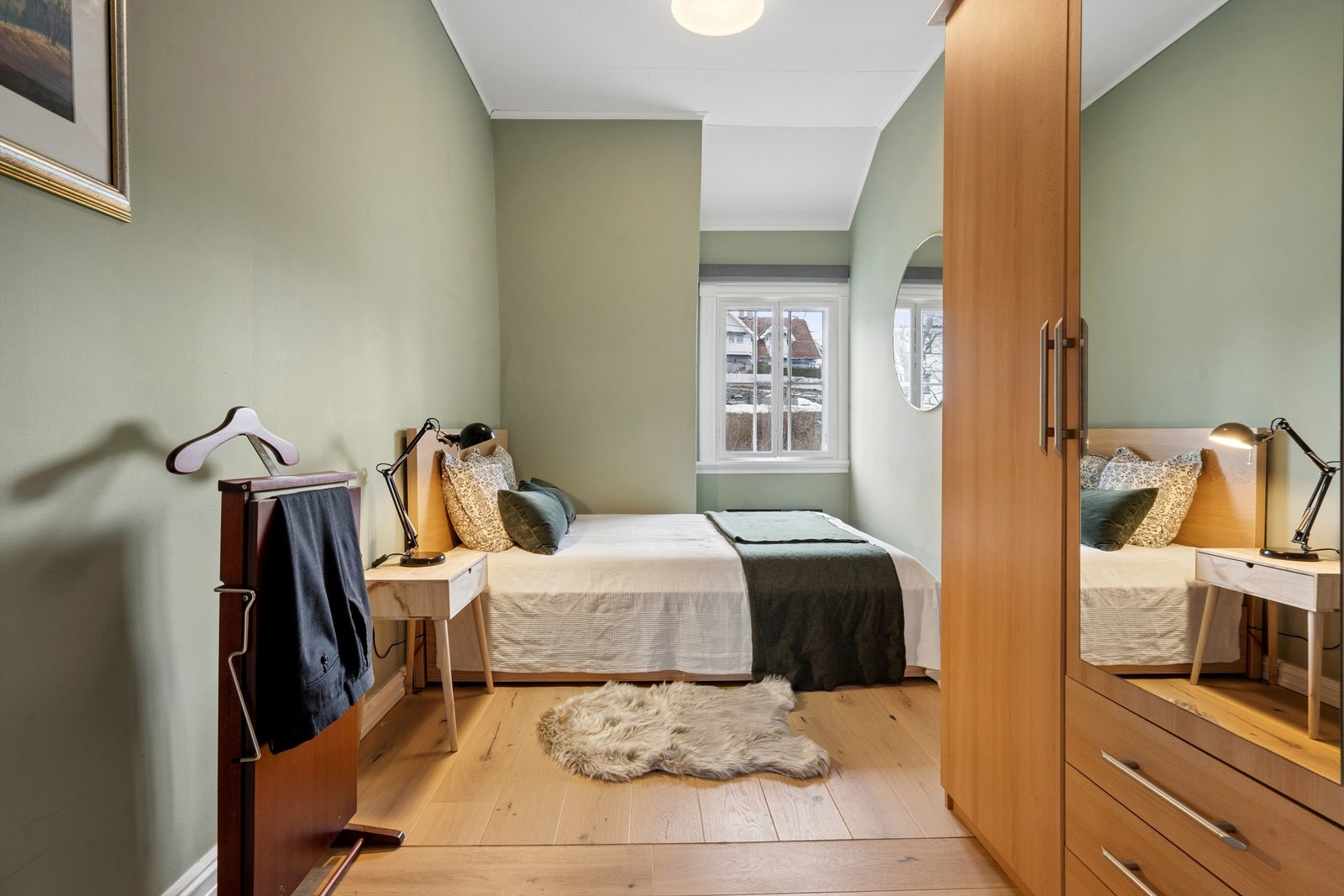Soverommene i denne etasjen er utstyrt med praktiske garderobeskap. Galleribilde