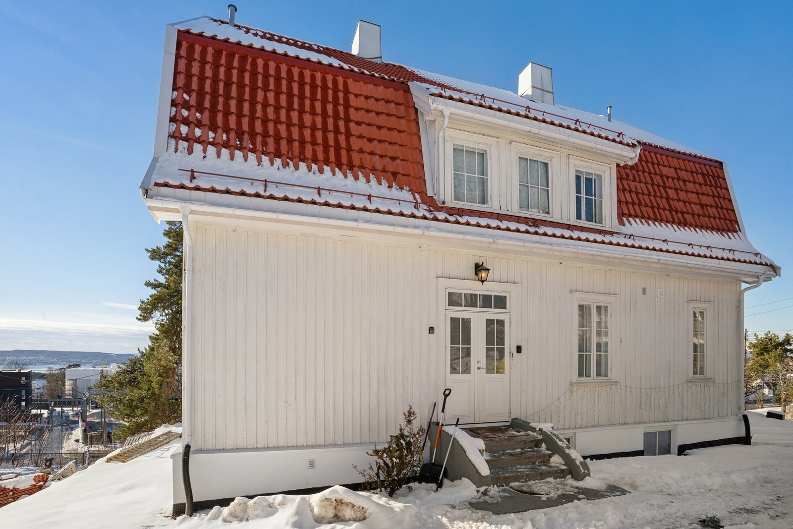 Tomannsboligen har fått nytt tak i 2023 og ny drenering. Galleribilde