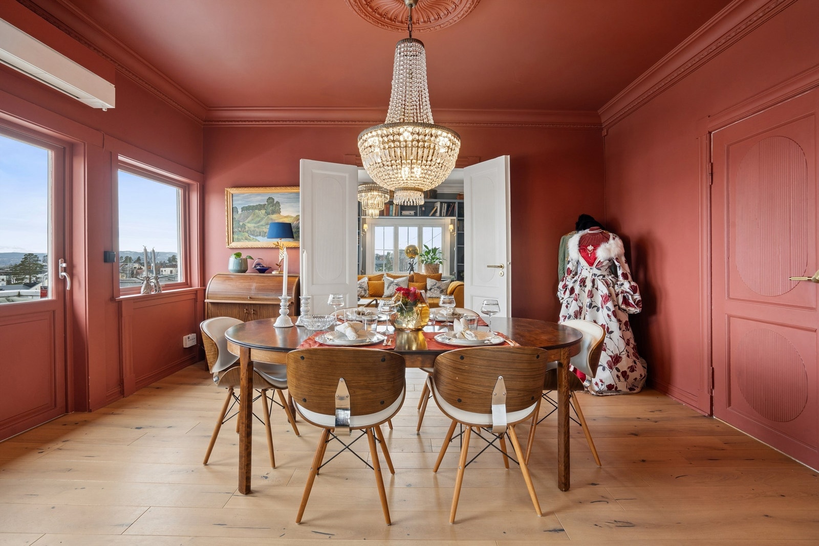 Doble, profilerte dører med glassfelt åpner elegant inn mot stuen. Galleribilde