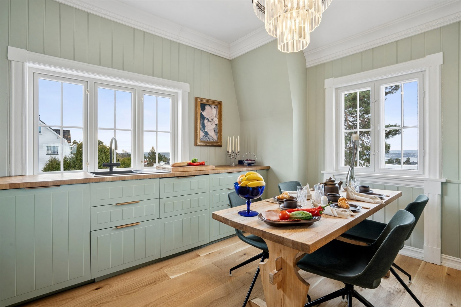 Kjøkkenet fra 2023 har en lys og funksjonell innredning med rikelig benkeplass. Galleribilde