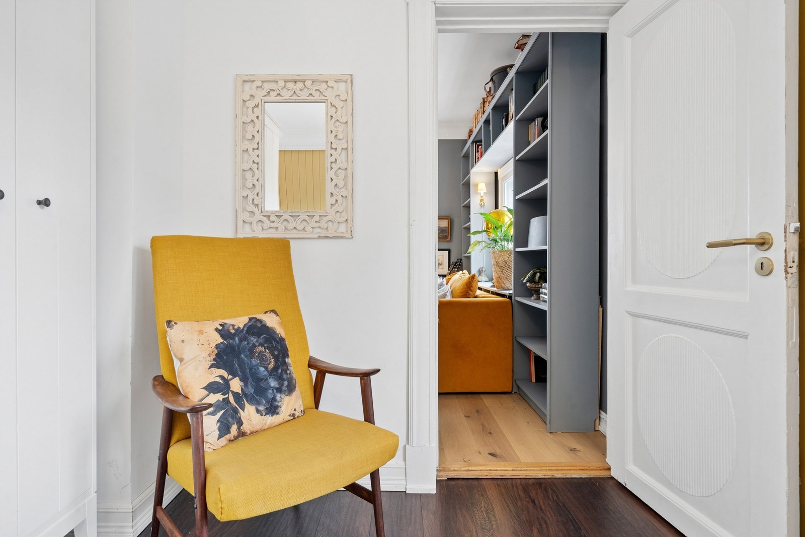 Detalj av de profilerte innerdørene som går igjen i leiligheten. Galleribilde