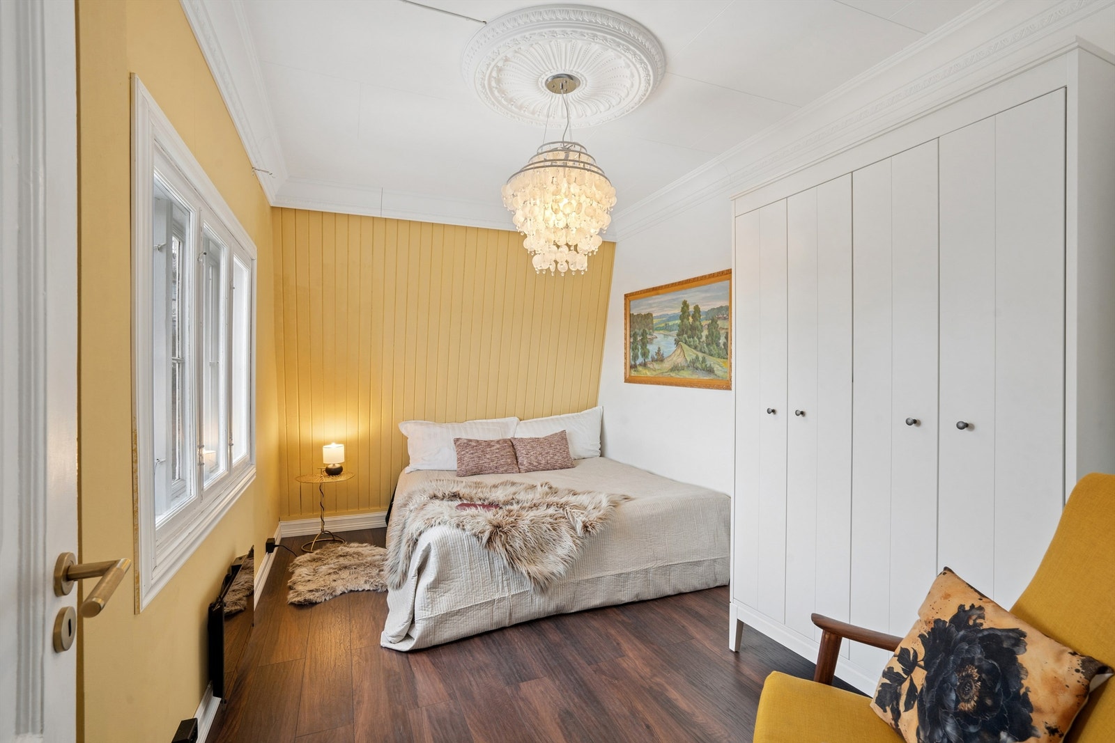 Dette soverommet har malt panel og en sjarmerende skråvegg. Galleribilde