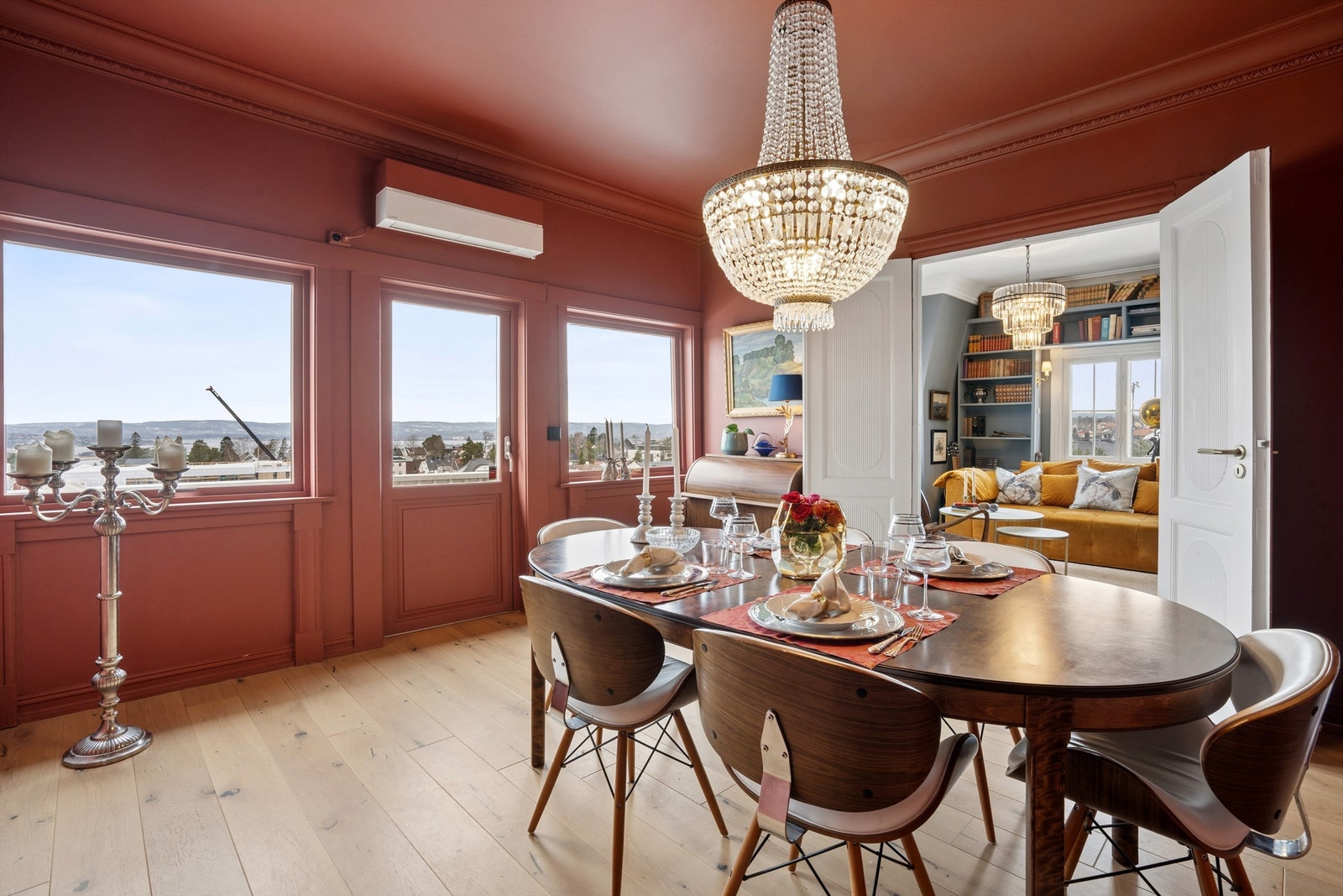 Spisestuen har direkte utgang til balkongen på 8 m². Galleribilde