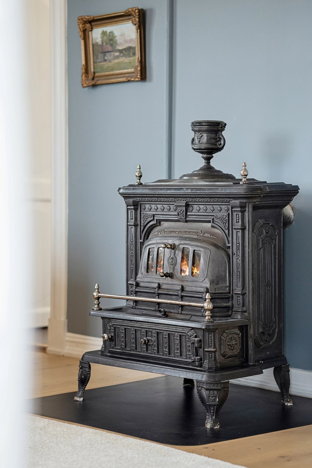 En klassisk peisovn med glass gir ekstra varme og atmosfære. Galleribilde