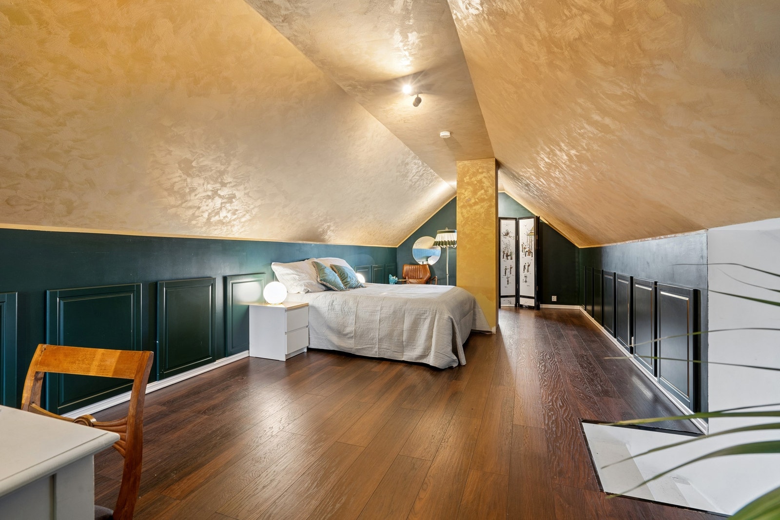 Loftet ble isolert og innredet i 2023, og har nye vinduer. Loftet er ikke godkjent for varig opphold. Galleribilde