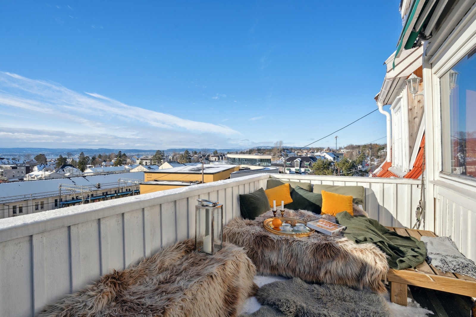 Her er det plass til en hyggelig sittegruppe for å nyte utsikten fra mogen til kveld. Galleribilde