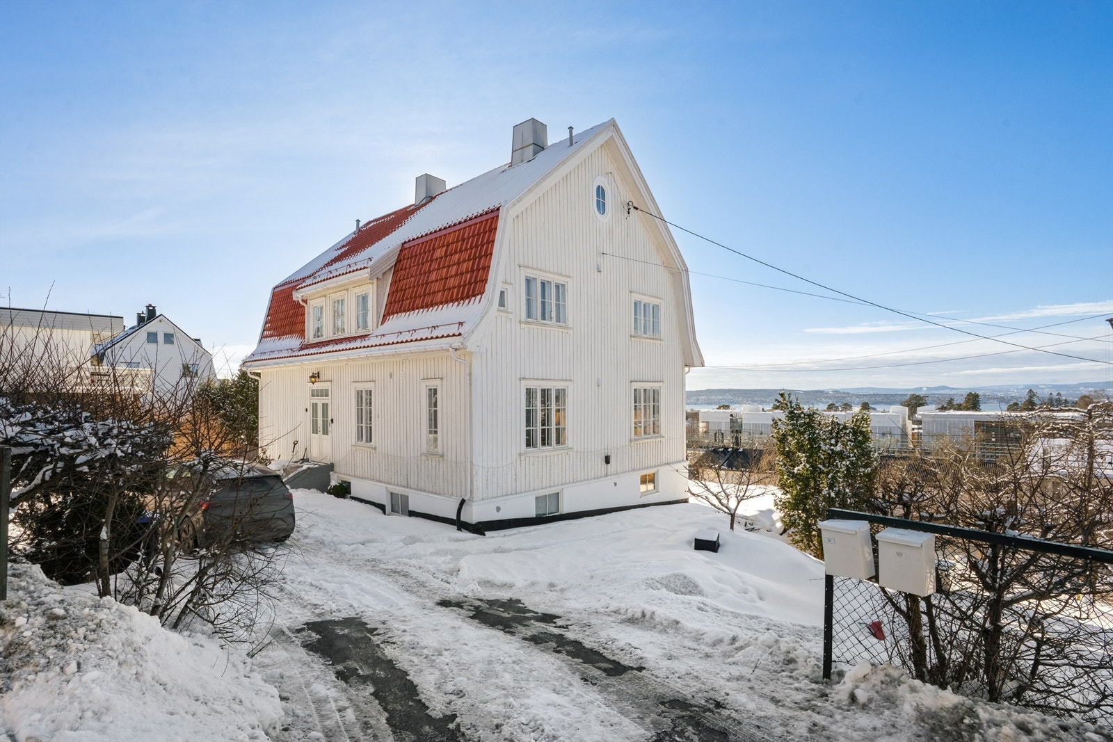 Eiendommen har en sentral beliggenhet, med dagligvarebutikken Jacobs Holtet kun 3 minutter unna. Galleribilde