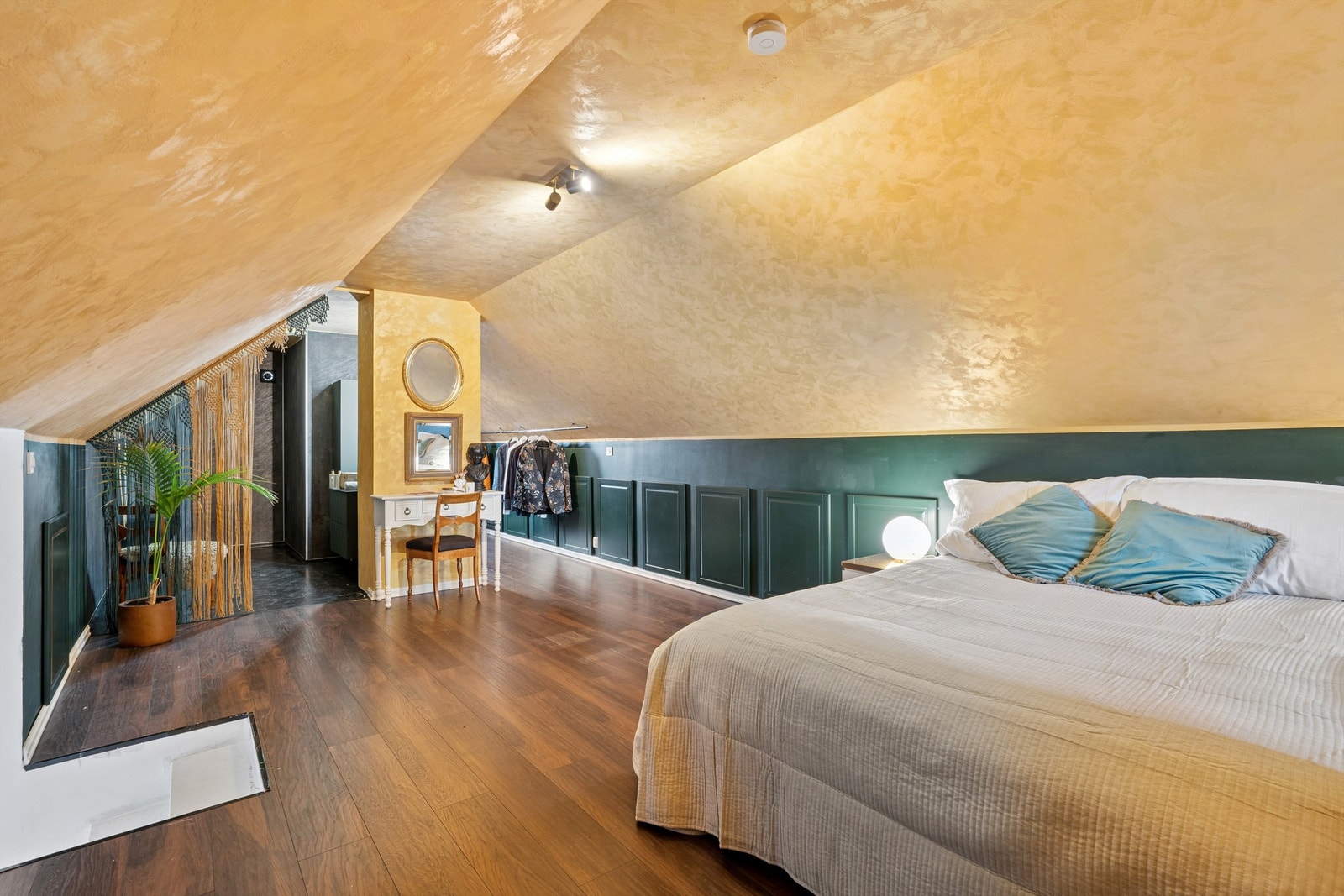 Det store, innredede rommet på loftet har mørktgulv og god plass. Loftet er ikke godkjent for varig opphold. Galleribilde