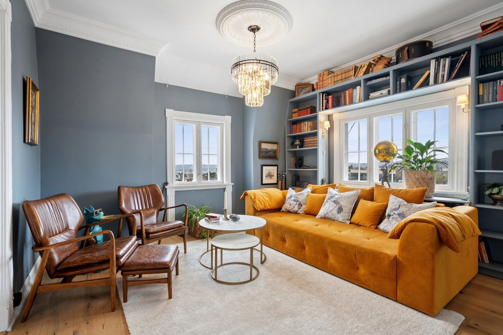 Stuen er et lyst og romslig samlingspunkt med plassbygde bokhyller. Galleribilde