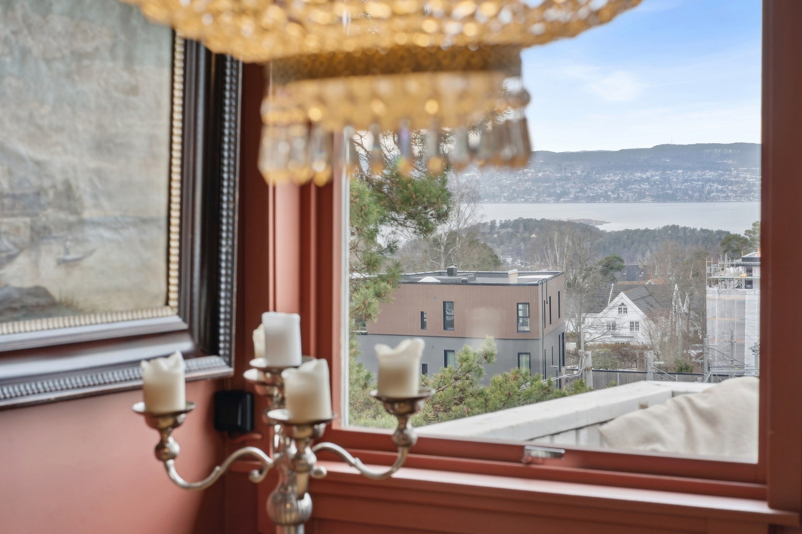 Selv fra innsiden kan man nyte den vide utsikten over nærområdet og Oslofjorden. Galleribilde