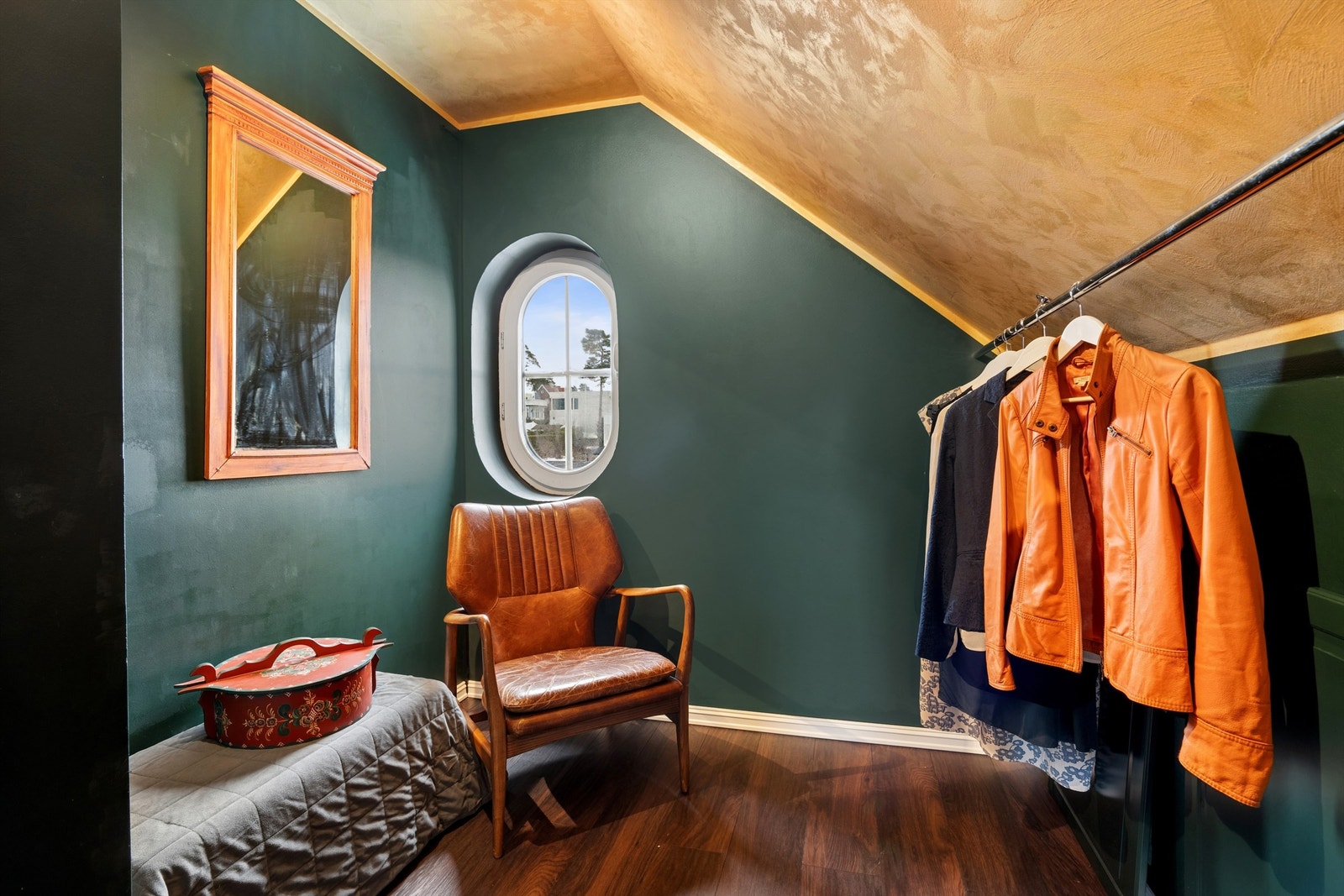 Den åpne løsningen gir en luftig og fleksibel bruk av arealet. Loftet er ikke godkjent for varig opphold. Galleribilde