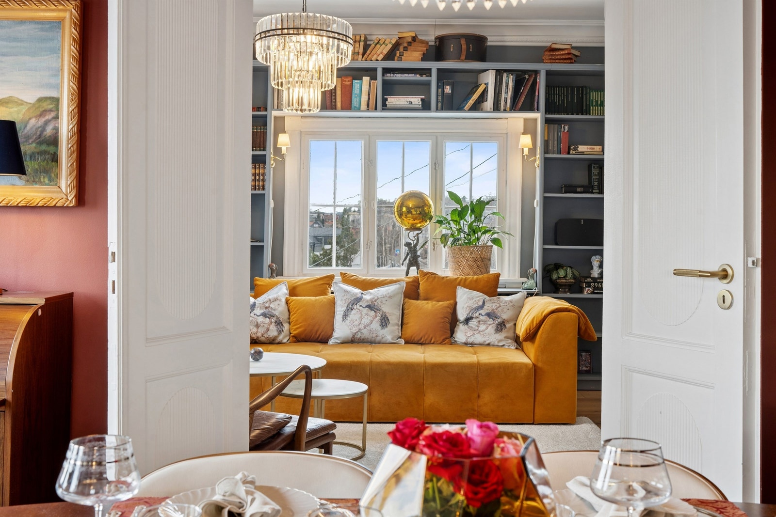 Fra spisestuen er det et fint utsyn mot stuen og de plassbygde hyllene. Galleribilde