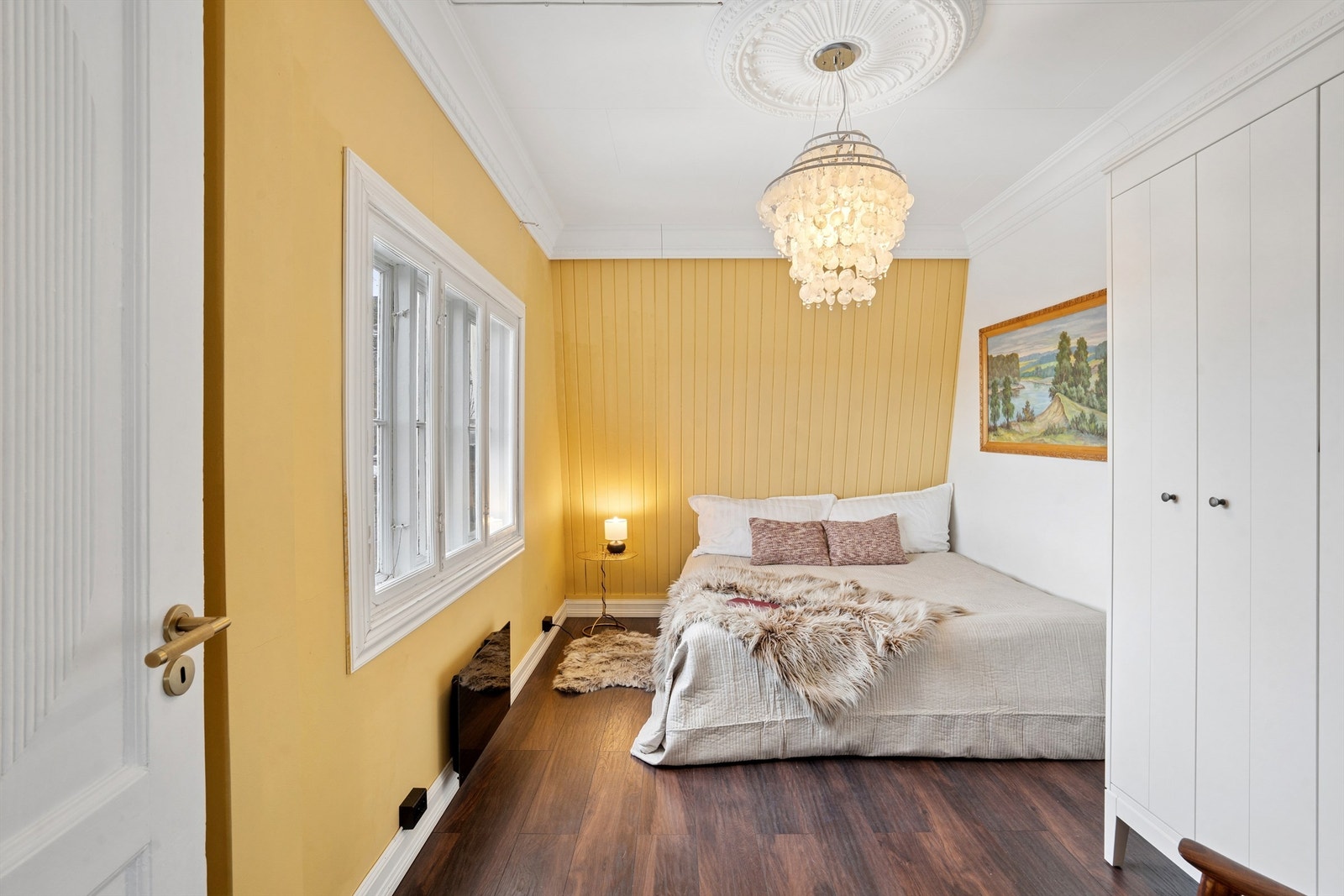 Rommet er lyst og har plass til både seng og garderobeløsning. Galleribilde