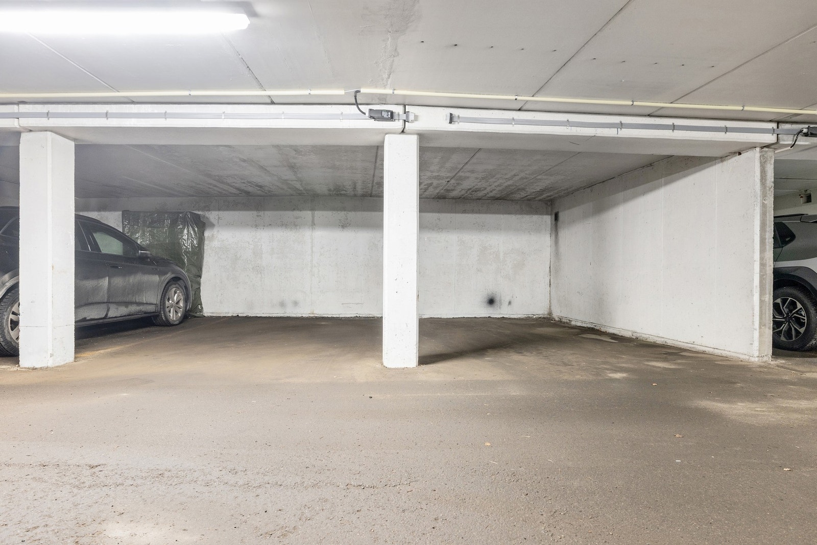 Boligen disponerer to garasjeplasser med opplegg for montering av elbil-lader, i felles garasjekjeller. Galleribilde