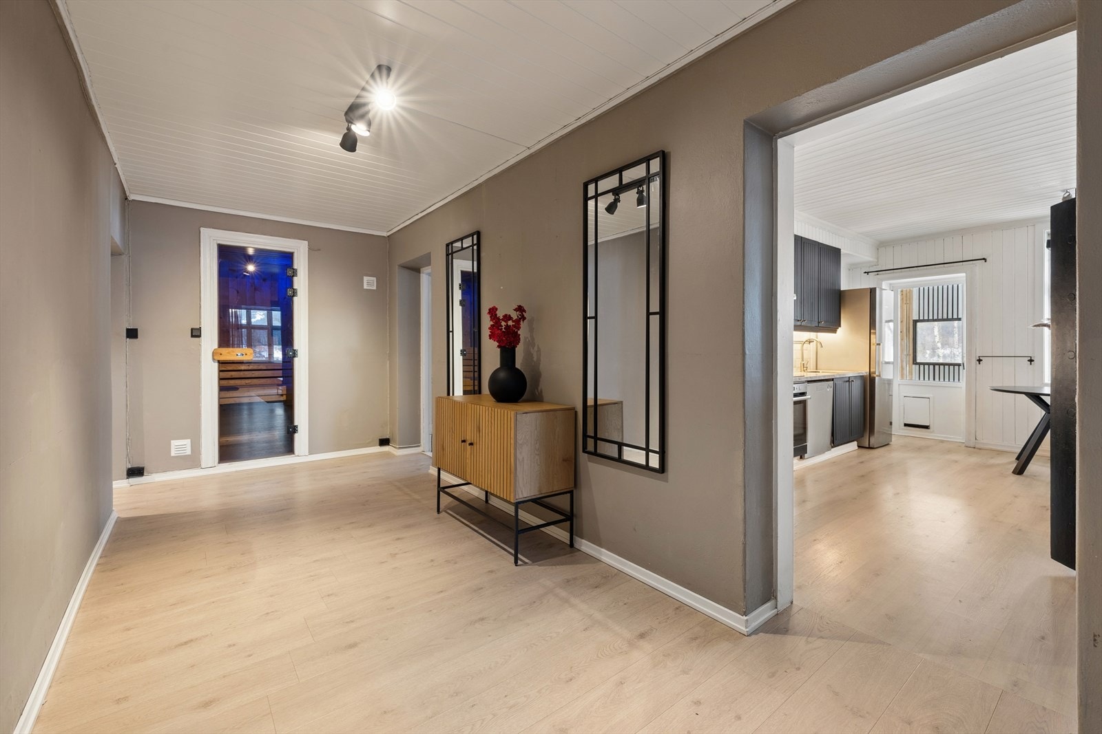 Romslig hall/gang. Galleribilde