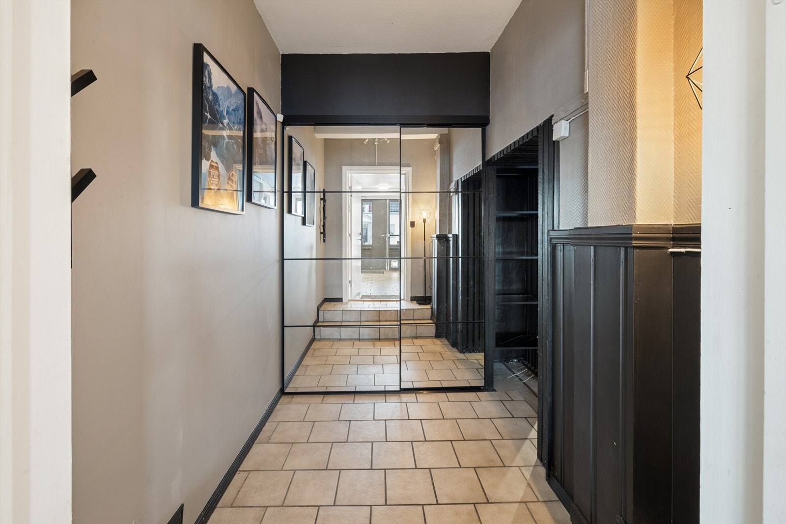 Entrè med skyvedørsgarderobe. Galleribilde