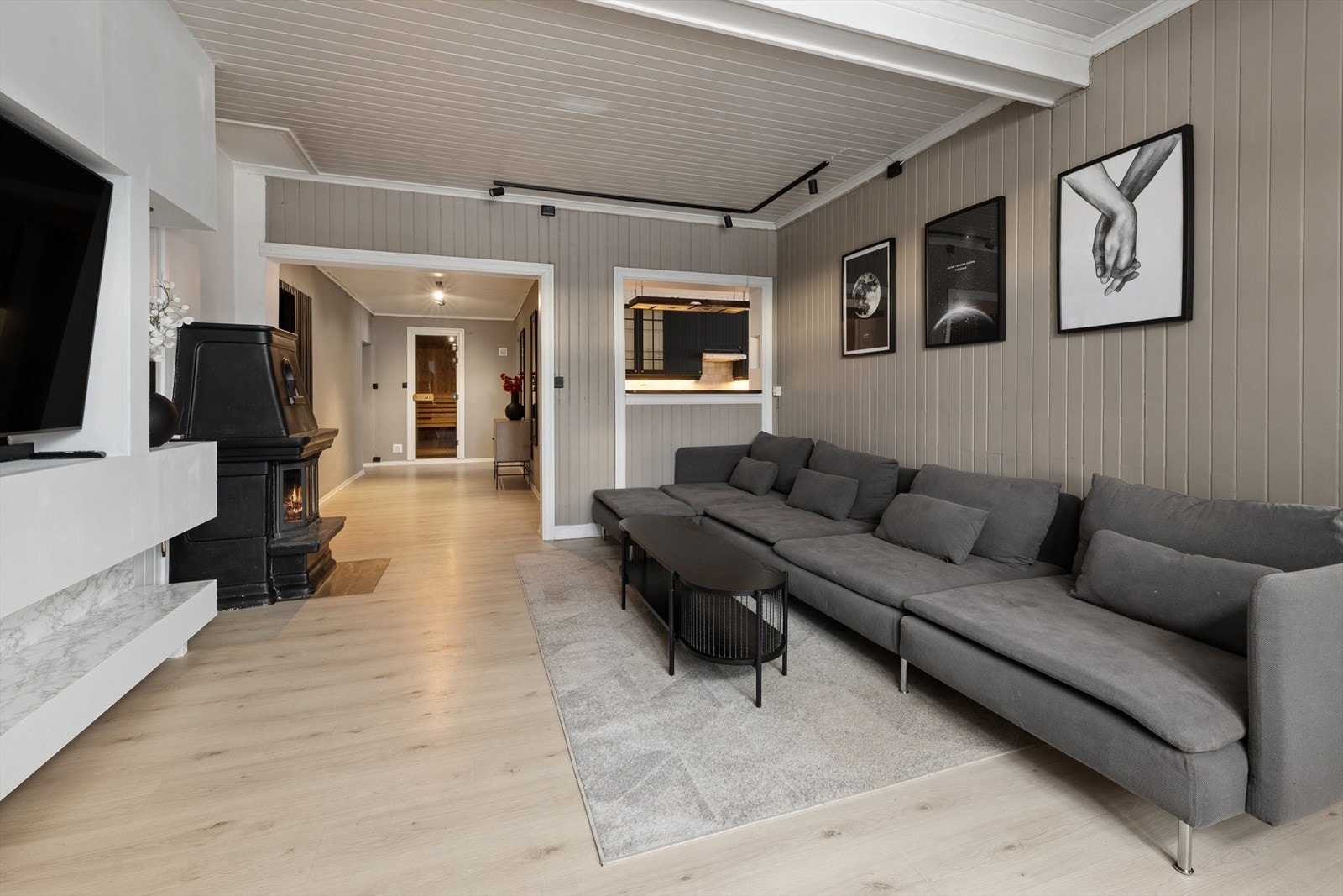 I stuen har du både peis og varmepumpe som varmekilder. Galleribilde