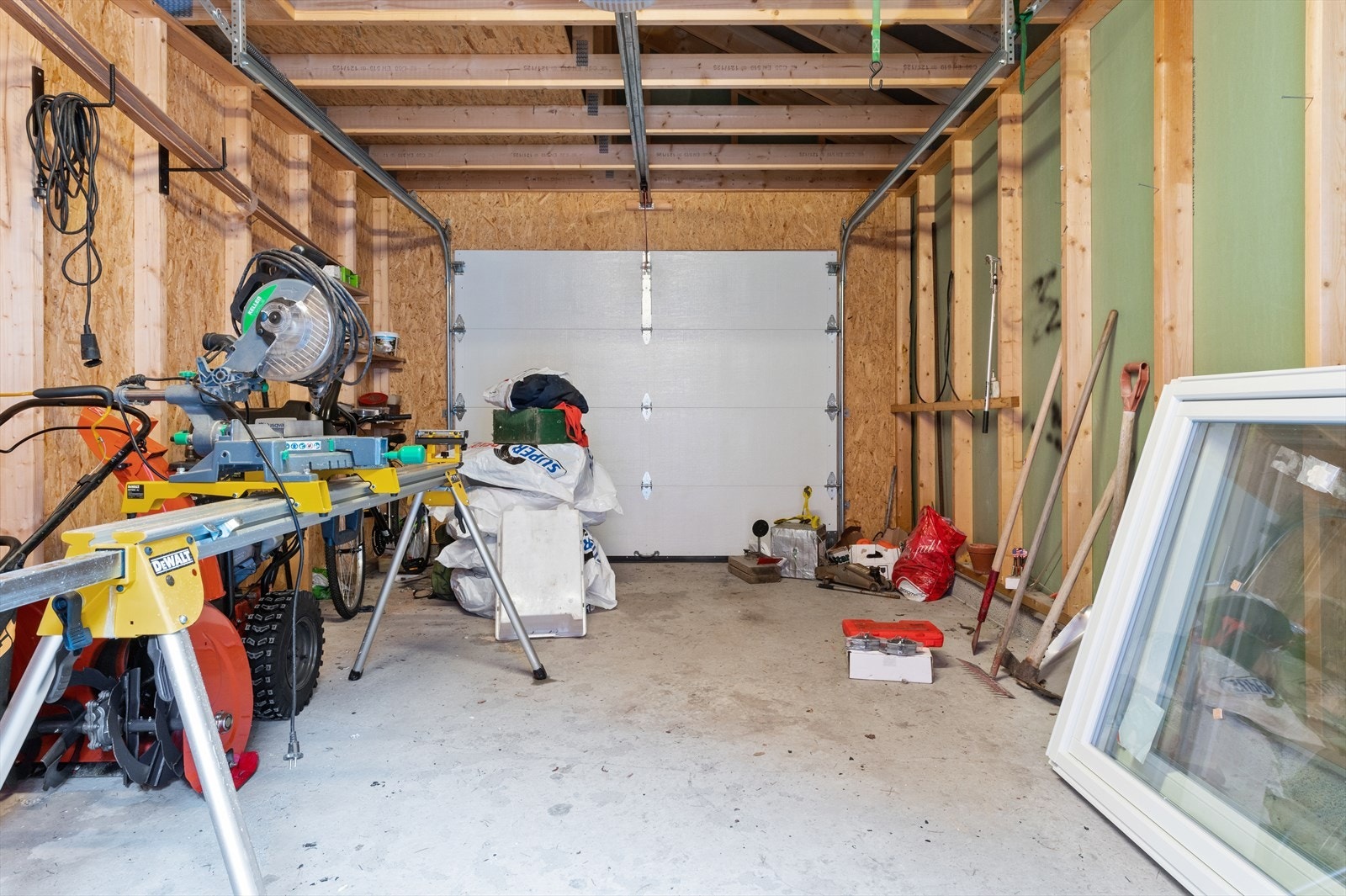 Garasjerommet har leddport og god plass til både kjøretøy og oppbevaring. Galleribilde