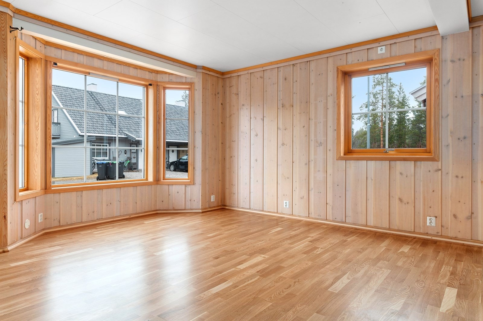 Store vindusflater med 2-lags glass gir rikelig med lys til oppholdsrommet. Galleribilde