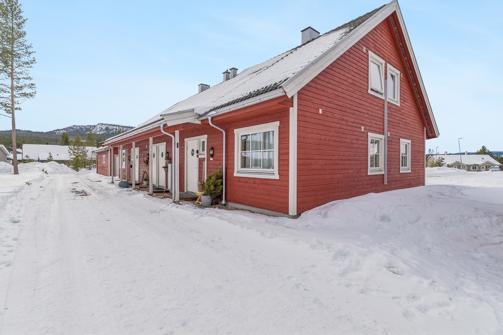 Halvpart av vertikaldelt tomannsbolig fra 2006 som inneholder to separate boenheter og en frittliggende garasje. Galleribilde