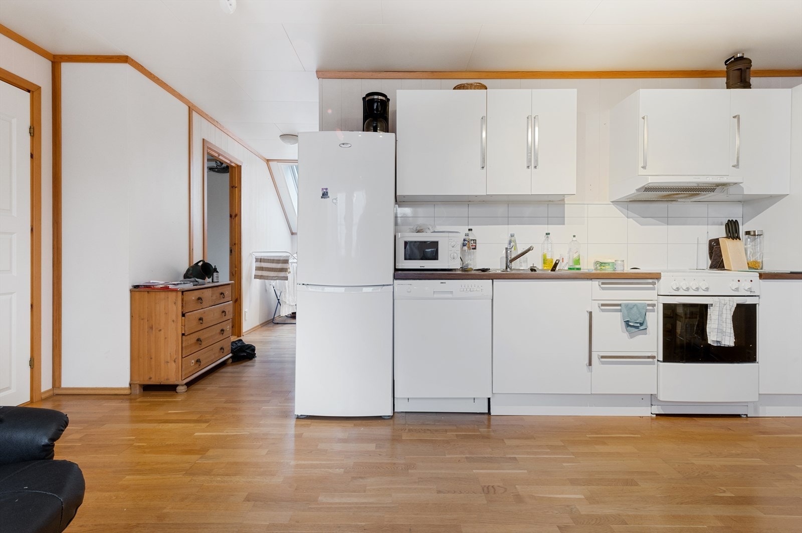 Kjøkkenet har glatte, malte fronter og laminat benkeplate. Galleribilde