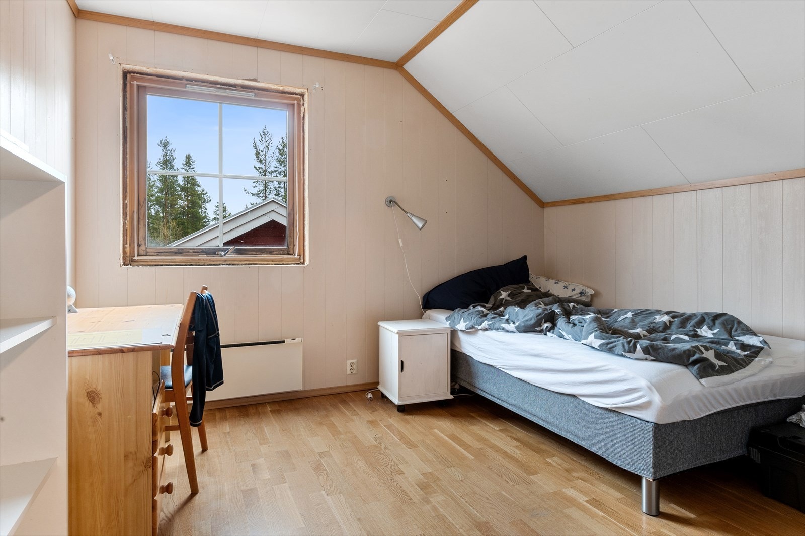 Soverom med parkett på gulv og malte veggflater. Galleribilde