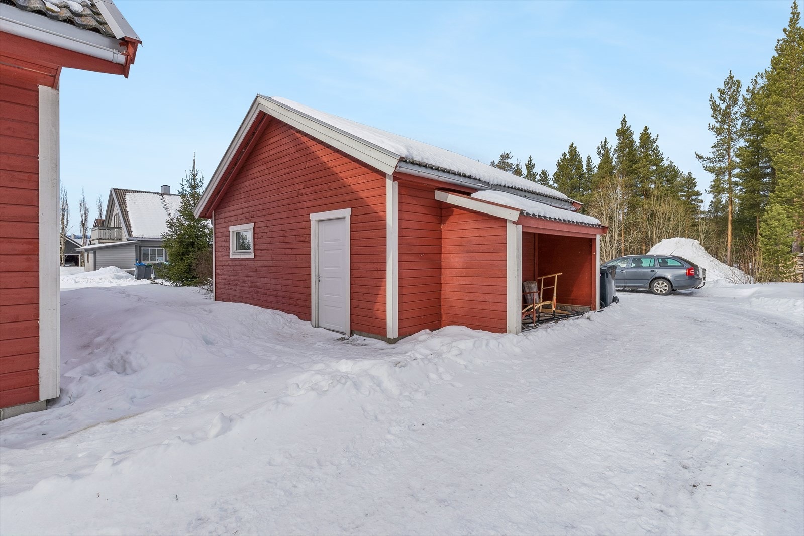 Garasjebygget er inndelt med et garasjerom og en separat, avstengt bod med egen inngangsdør. Garasjen er oppført uten byggemelding til kommunen og uten at nødvendig godkjennelse er gitt. Galleribilde