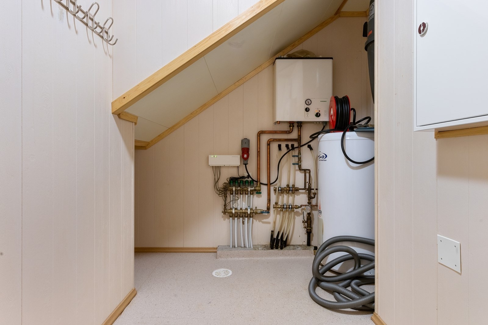 Eget teknisk rom med el-kassett for gulvvarme, 198-liters varmtvannstank og sikringsskap. Galleribilde
