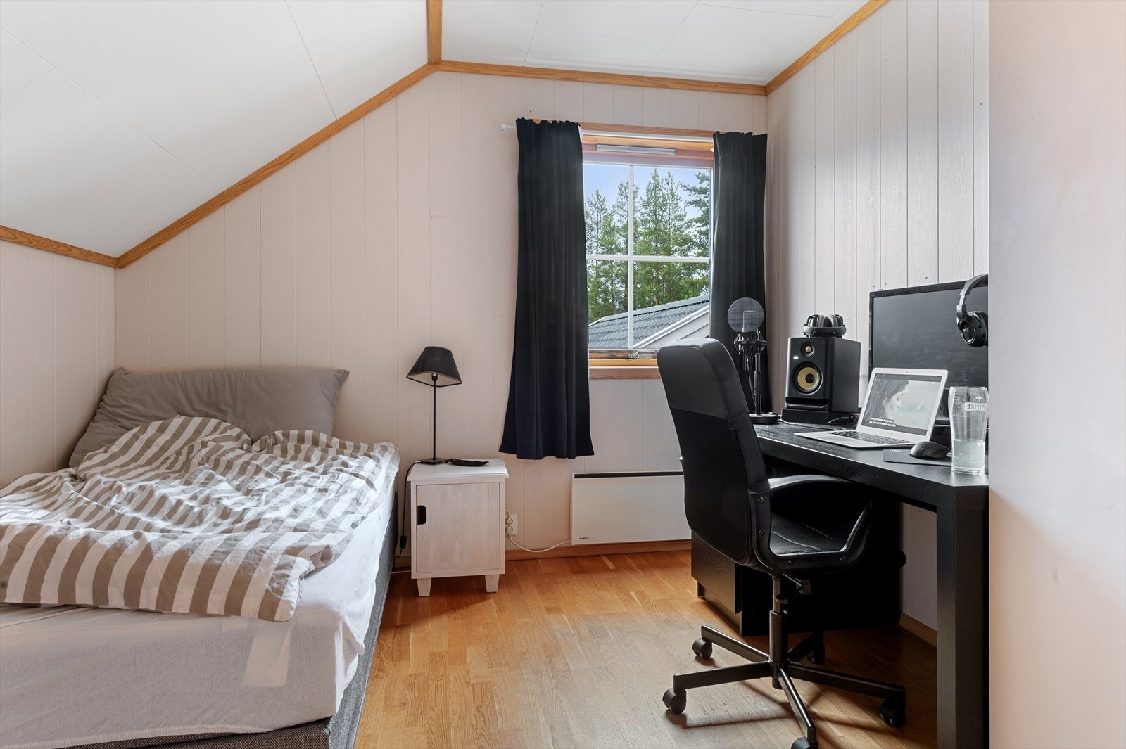 Dette rommet er brukt som soverom, men er opprinnelig en del av stue/kjøkken. Det er ikke søkt om bruksendring. Galleribilde