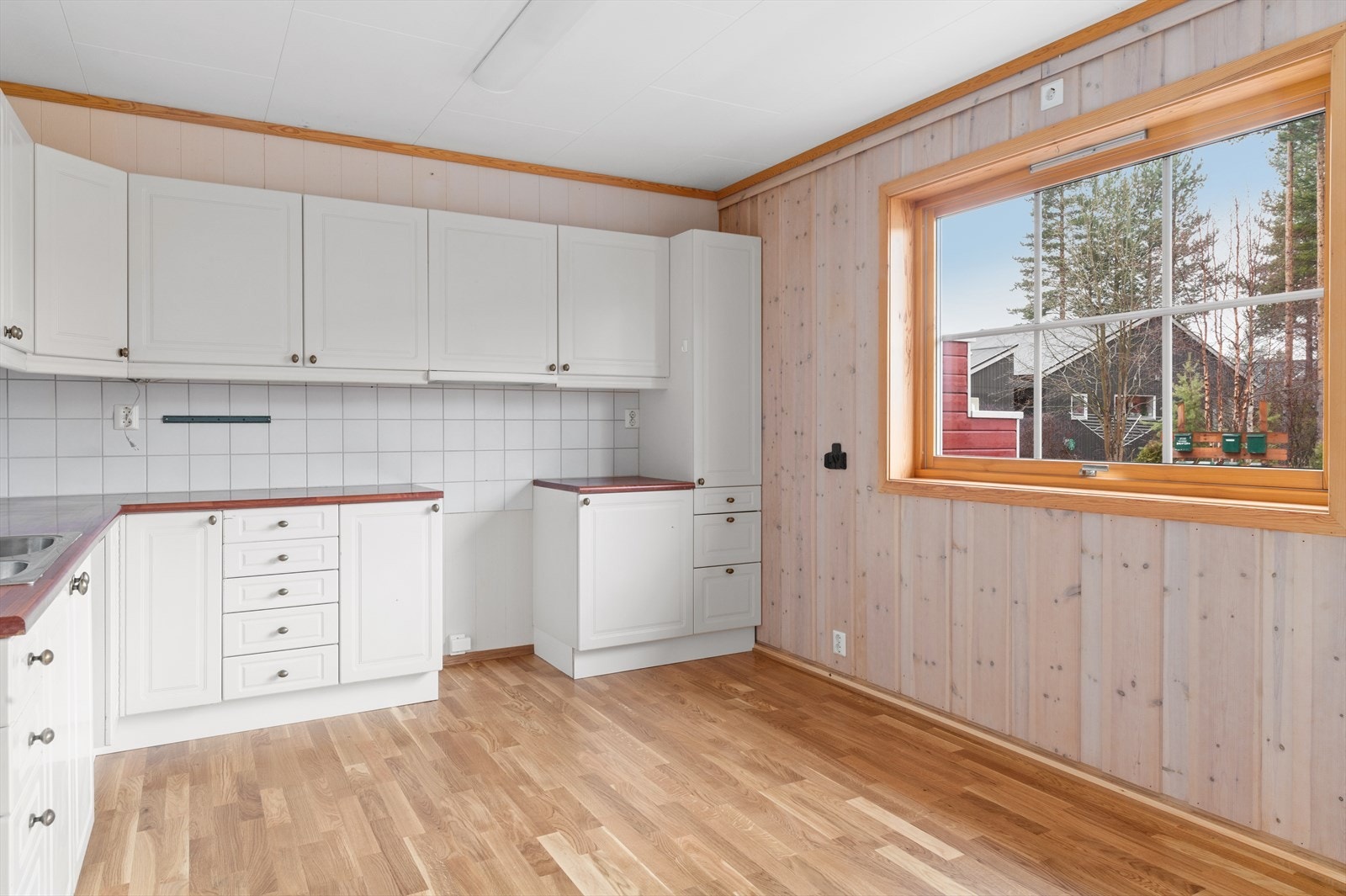 Kjøkkenet er utstyrt med opplegg for oppvaskmaskin og komfyr, samt ventilator med avtrekk ut. Galleribilde