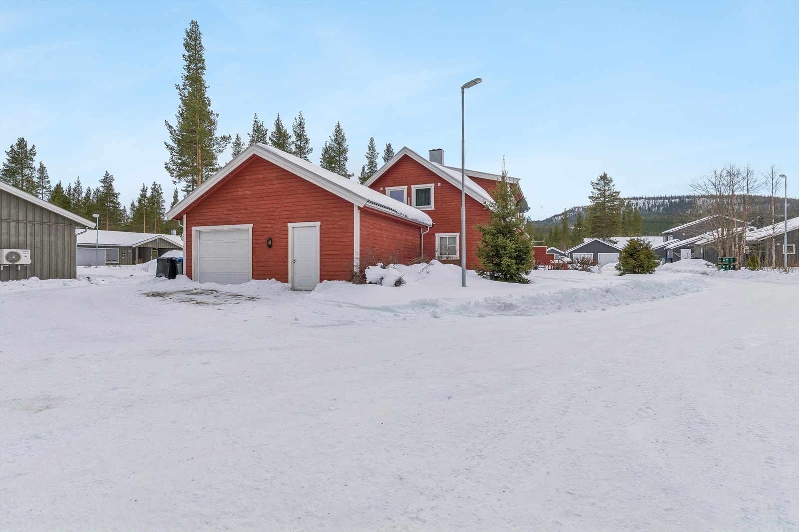 Til eiendommen hører en frittliggende garasjebygning på 45 m² fra 2006. Galleribilde