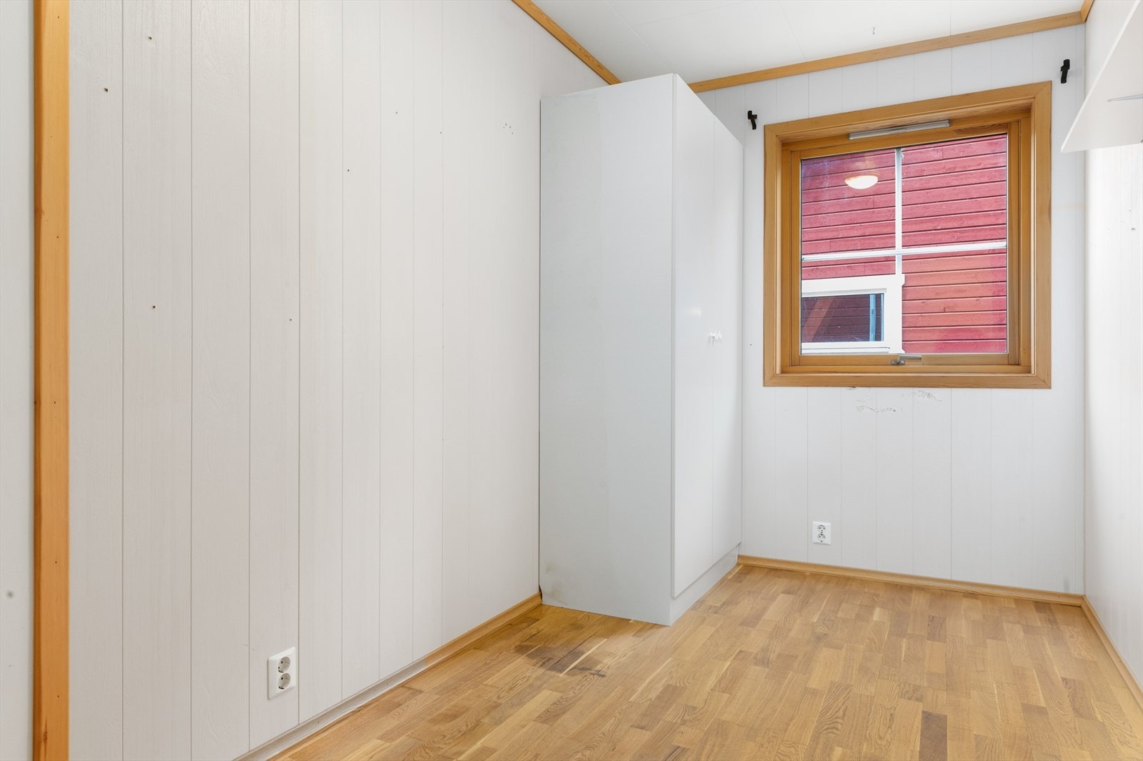 Det andre soverommet har også parkett på gulv og vegger med malte plater. Galleribilde