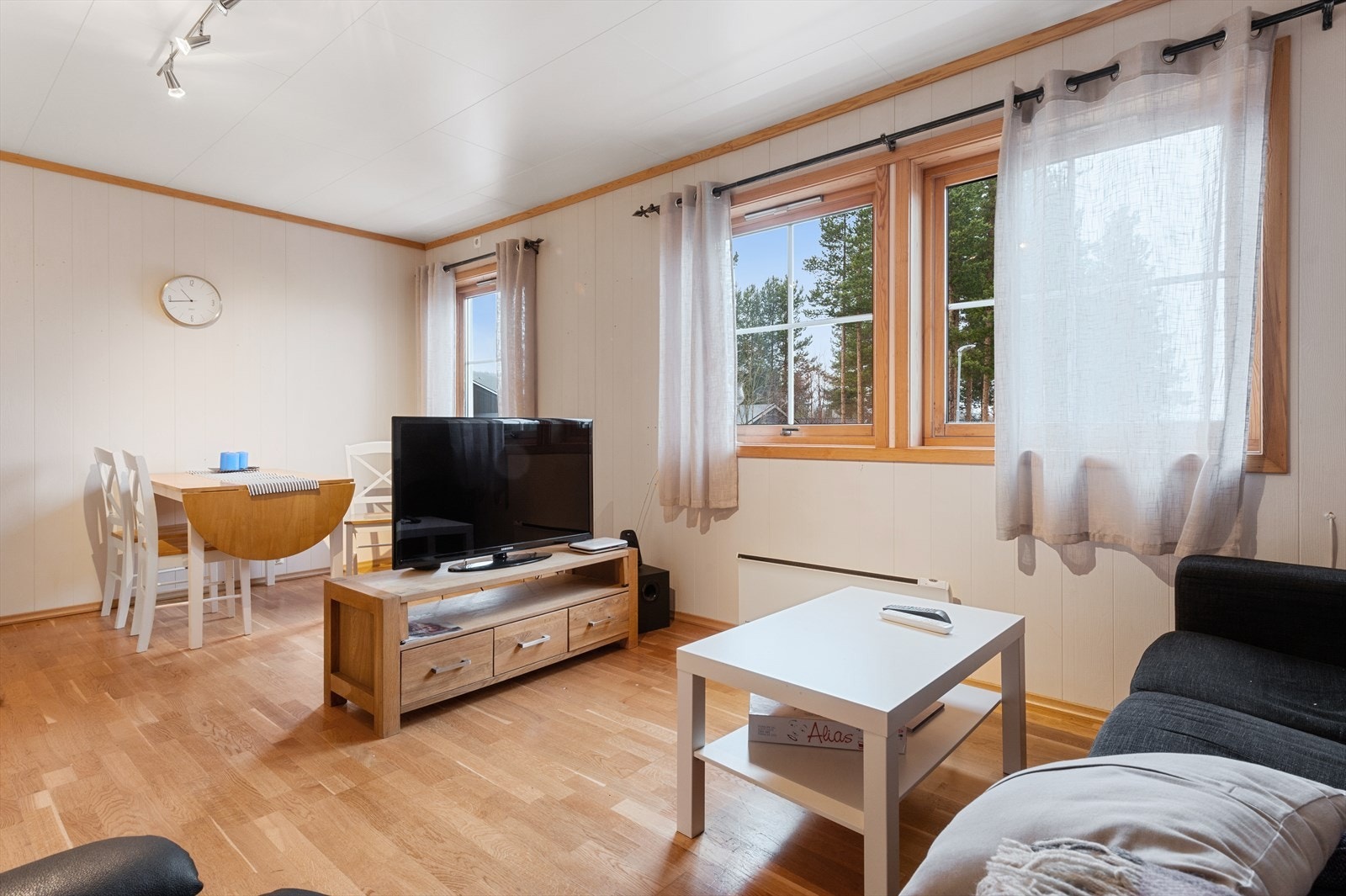 Stuen i loftsetasjen er i åpen løsning med kjøkkenet. Galleribilde