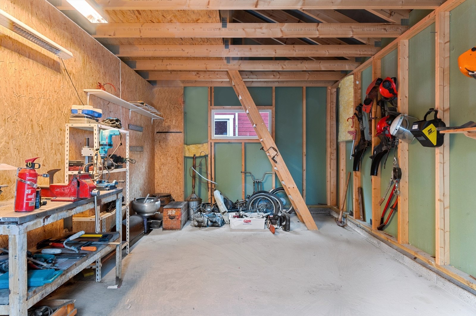 Rikelig med plass i boden i garasjen. Galleribilde