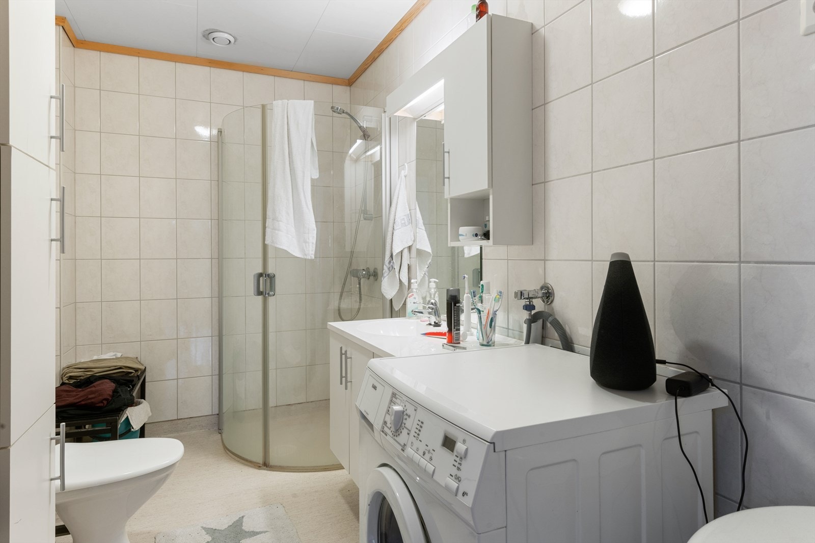 Badet i 2.etasje har vinylbelegg med elektriske varmekabler, dusjdører og opplegg for vaskemaskin. Galleribilde