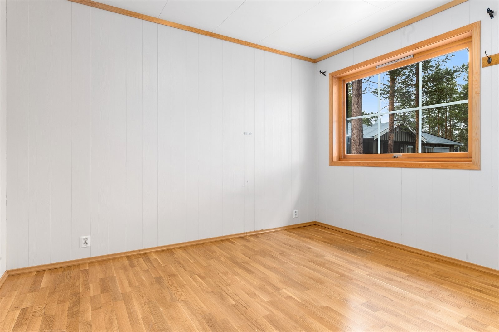 Det ene av to soverom i hovedetasjen. Rommet har parkettgulv med vannbåren varme. Galleribilde