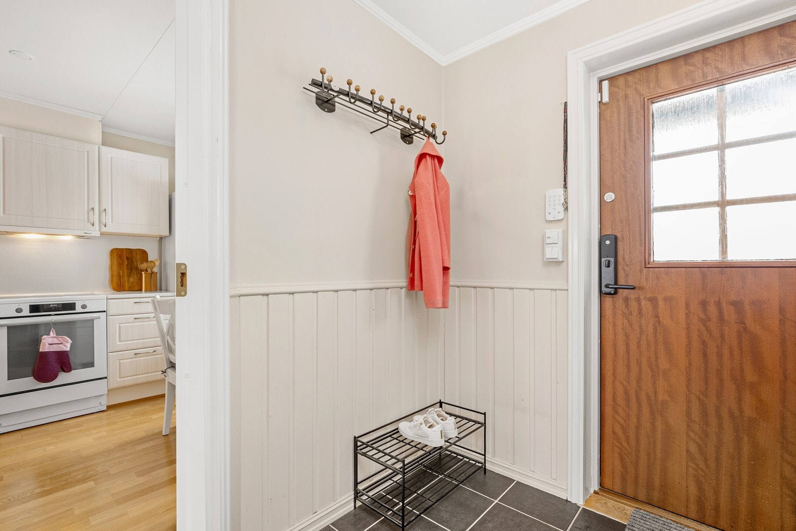 Entré med gulvvarme og Yale Doorman kodelås på ytterdøren. Galleribilde