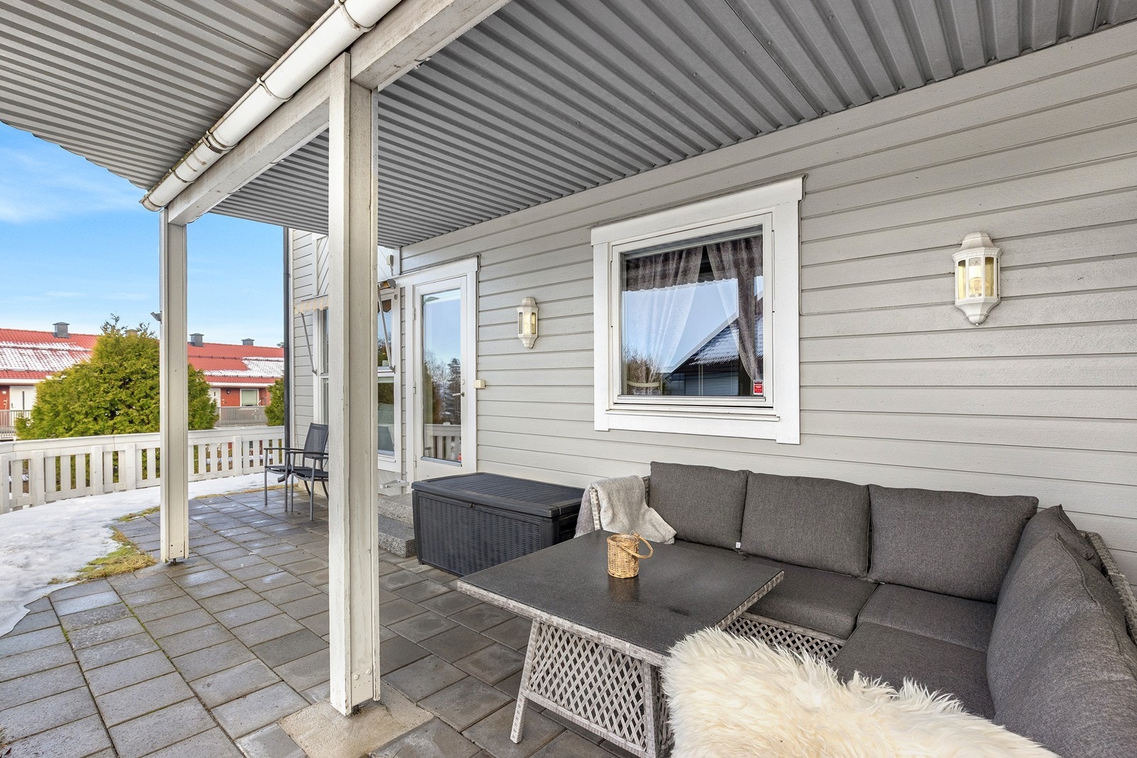 Fra stuen er det utgang til en stor, vestvendt og delvis overbygget terrasse på ca. 18 m². Galleribilde