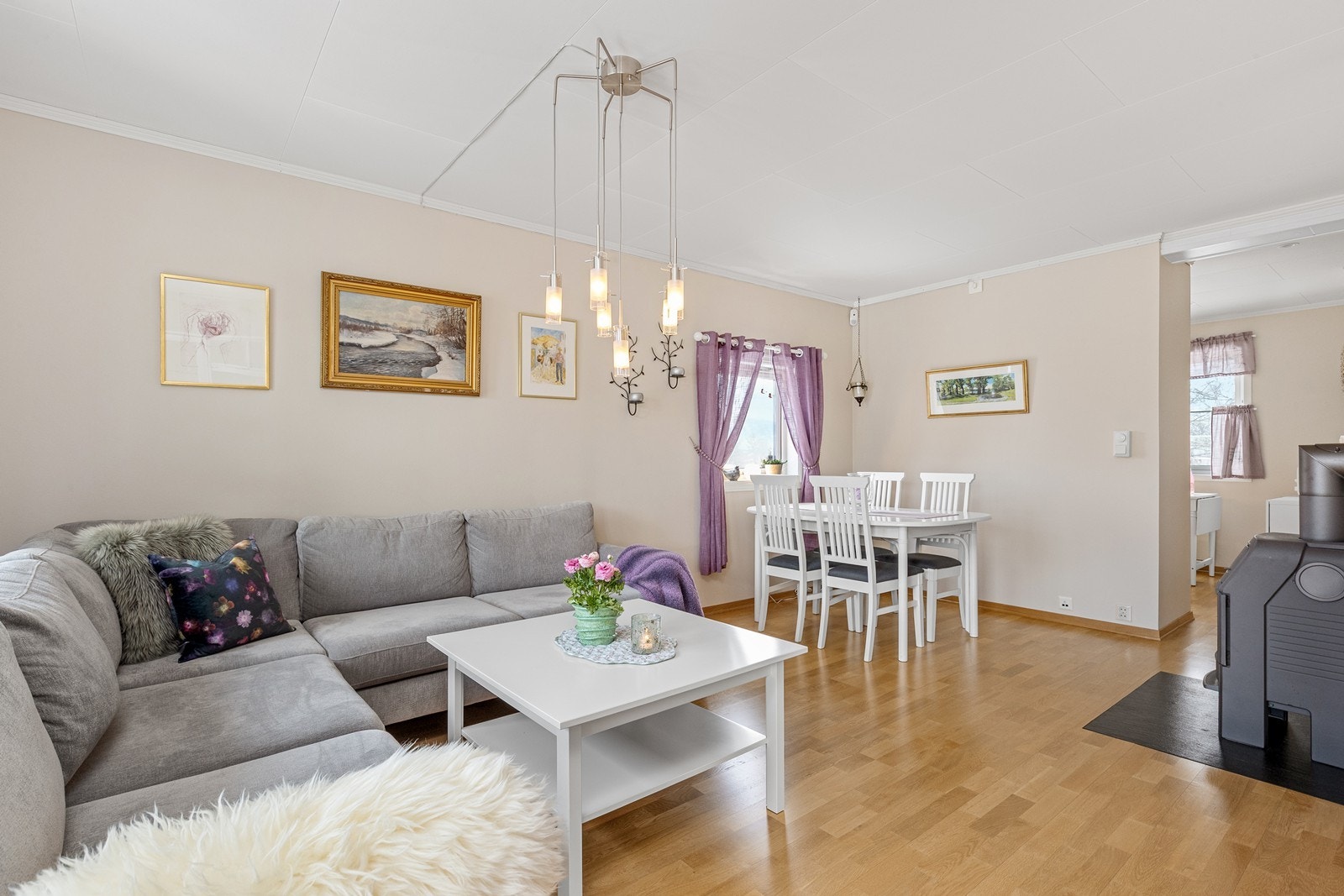 Leiligheten har en åpen og sosial planløsning med god plass til både sofagruppe og spisebord. Galleribilde